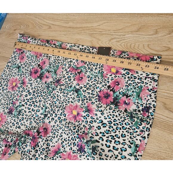 NEW Avenue Super Stretch Pull-On Capri Floral Cheetah Animal Print Plus Size 26 - Picture 5 of 8